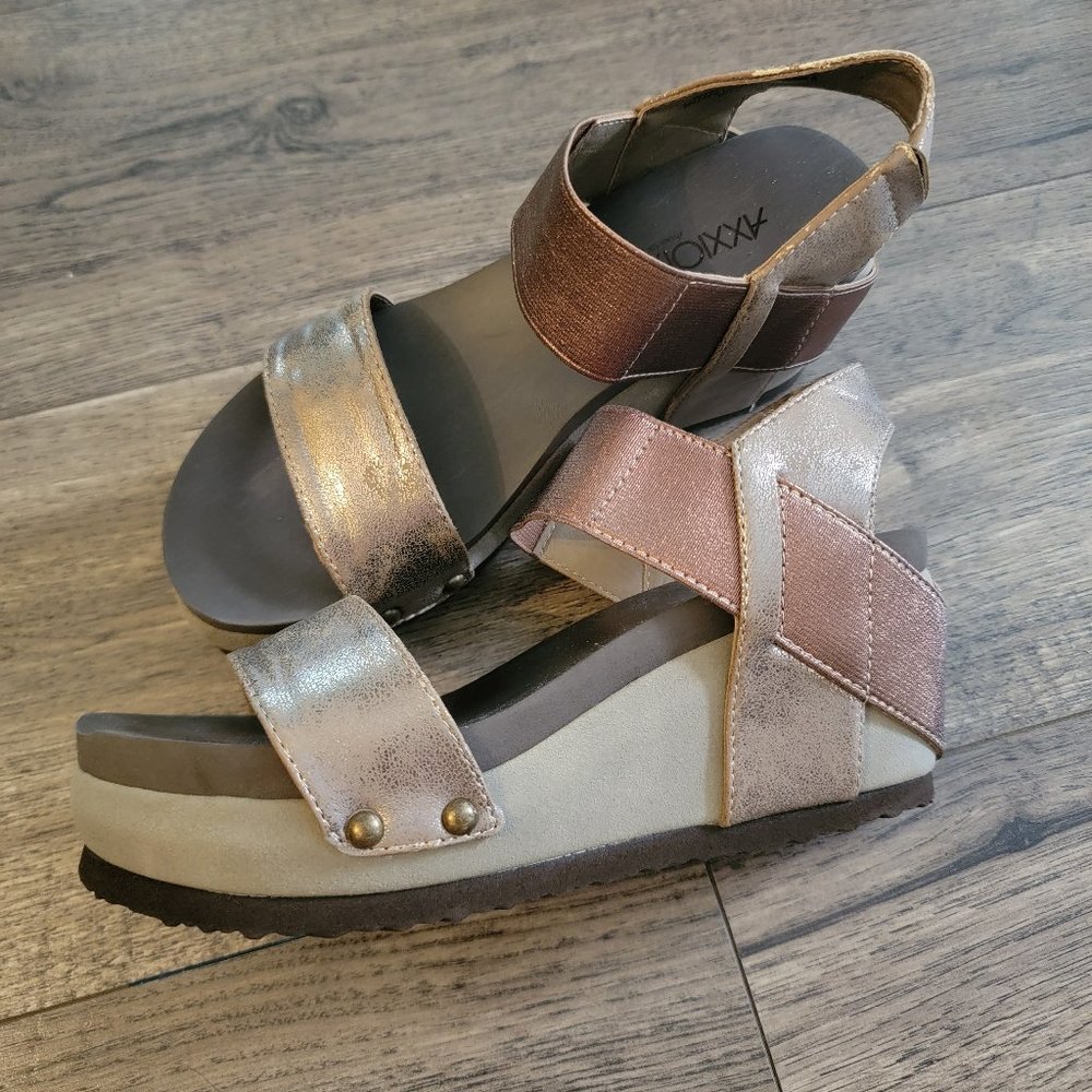 Axxiom wedge sandals size 6
